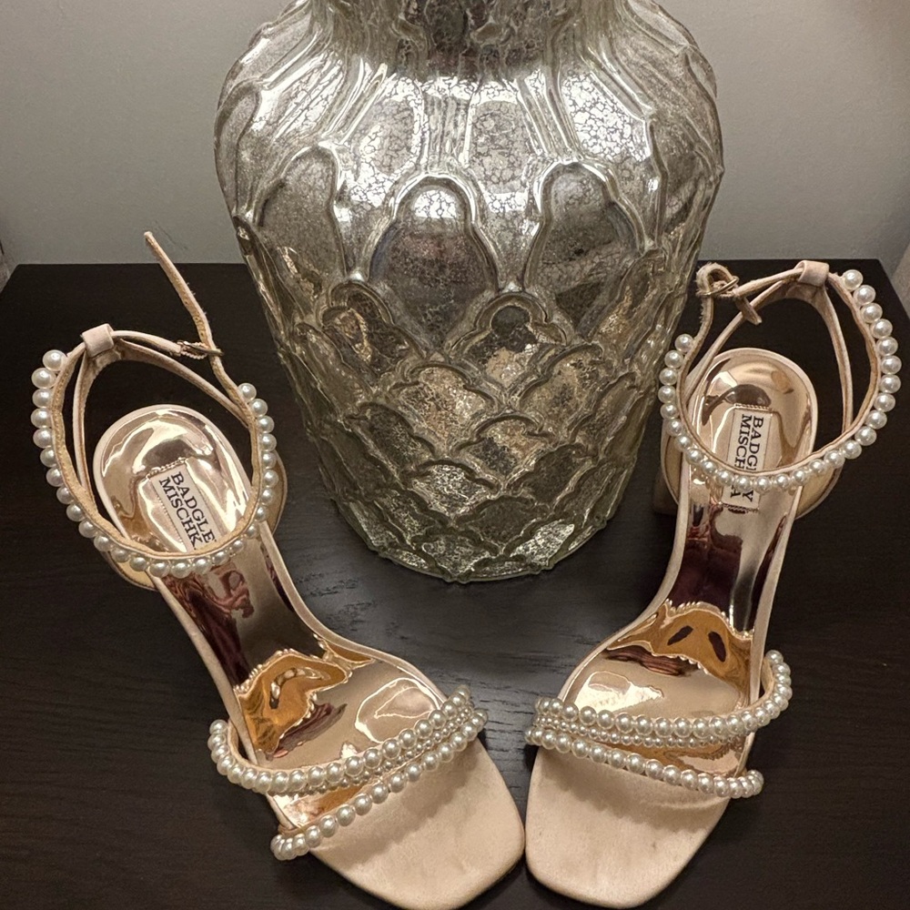 BADGLEY MISCHKA “FIESTY” PEARL NUDE BLOCK HEEL 10 w Box